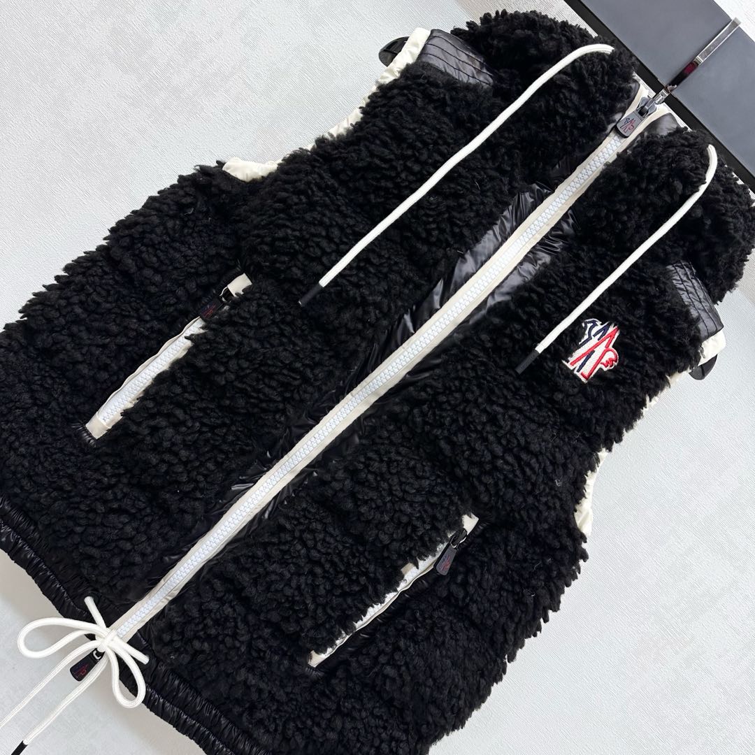 MONCLER 25S DOWN VEST IN BLACK 105